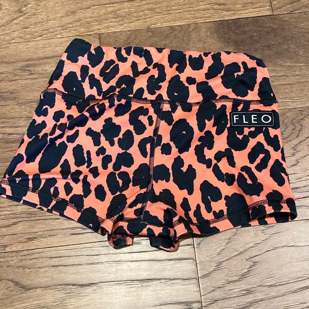 GUC size small fleo shorts